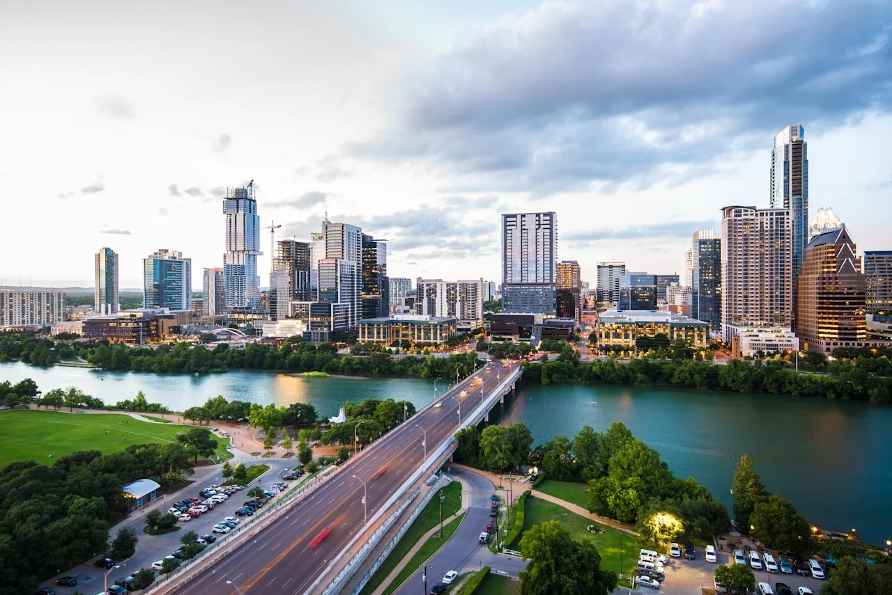 Houston skyline at sunset — city guide for newcomers and relocators