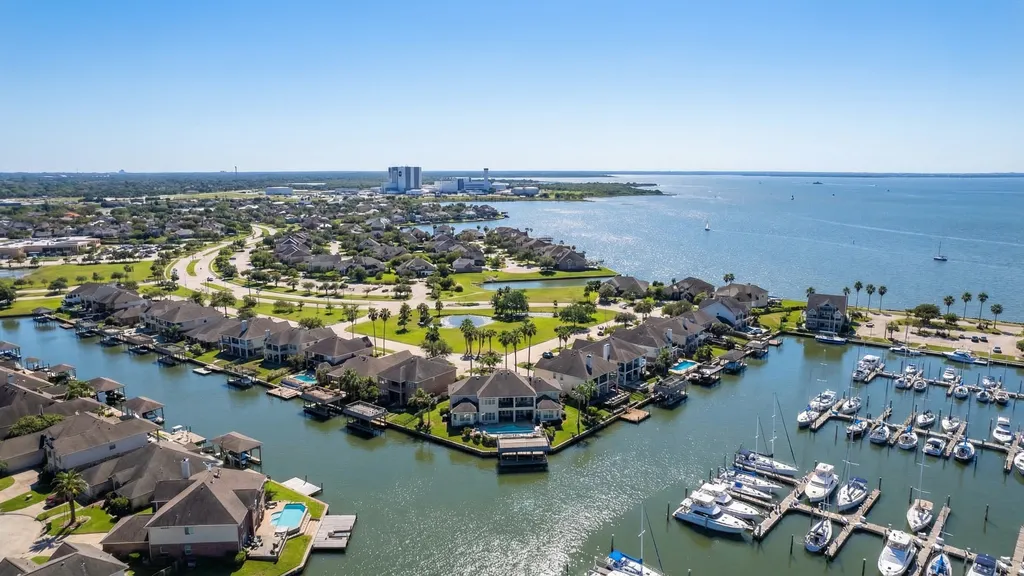 Clear Lake / League City community in suburban Houston Texas — homes and neighborhood amenities