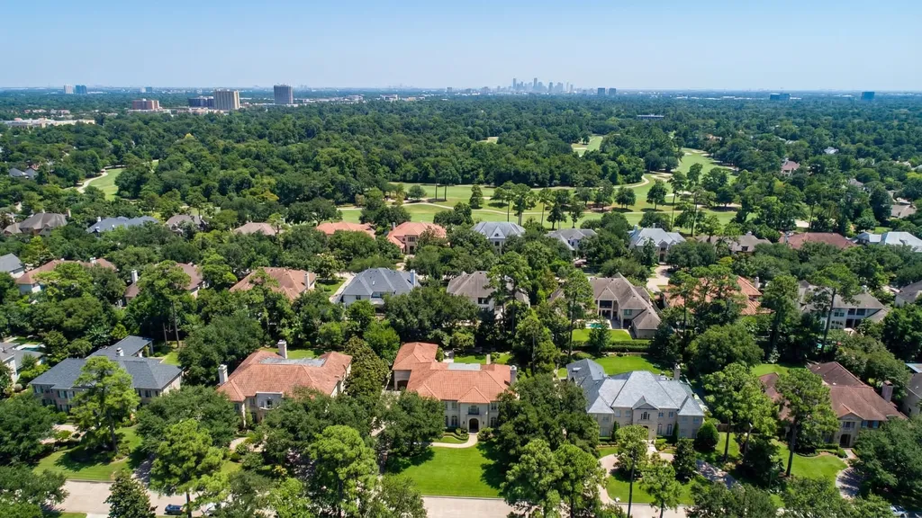 Memorial community in suburban Houston Texas — homes and neighborhood amenities